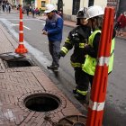 La tapa redonda de esta alcantarilla en la calle Flores, entre Olmedo y Mejía, ocasionó una grave afectación a una mujer.