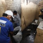 Los damnificados intentaron ver si aún había algún objeto que todavía estuviera en buenas condiciones. El incendio ocurrió a las 02:00, despertando a todos.