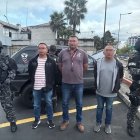 Los tres estaban en un parqueadero de un restaurante en Quito.