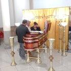 Mariana Valero frente el cofre mortuorio con los restos de su amado.