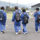 Algunos alumnos tienen temor. Por eso usan mascarillas y van en grupos, para evitar agresiones.