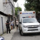 Agentes policiales llegaron al punto para retirar el cadáver que se encontraba en la calzada.