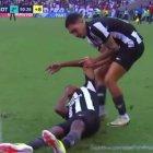 Al jugador lo vuelven a ingresar a la cancha.