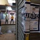 Los comerciantes están desesperados por reabrir sus locales, su única fuente de ingresos.
