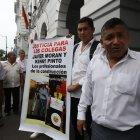 El plantón se realizó la mañana de este jueves 7 de marzo, en los bajos de la Gobernación del Guayas.