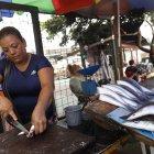 La mujer limpia y hasta aliña los pescados si se lo solicitan.