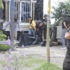 Agentes policiales acudieron a este punto del suburbio para retirar el cadáver.