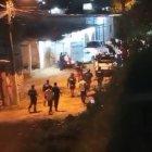 Los Policías recogían el cadáver cuando ocurrió.