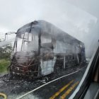 El bus de transporte Sucre quedo como chatarra tras el fuerte incendio.