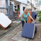 Esta mañana vecinos trataban de limpiar sus enseres