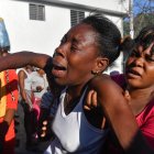 Una mujer reacciona luego de ver el cadáver de un familiar en la calle este lunes, en Puerto Príncipe (Haití).