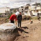 Los habitantes Nilo Lima y Geovanny Calderón han tomado la iniciativa de arreglar el barrio, ante la falta de apoyo municipal.
