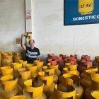 El comerciante empezó a vender gas desde joven y luego sus ventas las realizaba al por mayor.