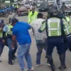 Se registró un pleito entre agentes ATM y ciudadanos.