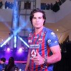 Danilo Carrera luciendo la camiseta del Deportivo Quito en un evento del equipo de fútbol.