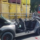 Por la fuerza del impacto el auto quedó con fuertes daños en su carroceria.