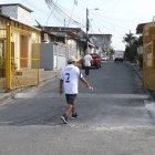 El hecho violento ocurrió fuera de un portón amarillo. En la zona esta lunes aún quedaban rastros del suceso violento.