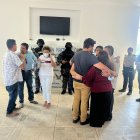 REENCUENTRO.- Los cinco secuestrados se reencontraron con sus familiares en el Comando de Policía de El Oro.