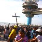 Miles de feligreses participaron del 'Baño de la Cruz'