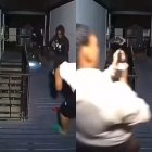Secuencia del clip en donde los delincuentes toman a la víctima y luego su pareja sale a rescatarlo.