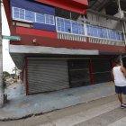 El pillo se acercó al local para sustraerle el celular a la víctima.