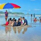 Las personas pasan el feriado en la playa de Atacames.