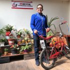 Álex Darío Lascano muestra su bicicleta a la que bautizó como Lamo Sita.