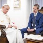 El papa Francisco junto al periodista español Javier Martínez-Broscal, quien escribió un libro sobre el “santo padre”.