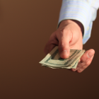 Las transacciones de dinero son comunes. Los bancos son una opción de medio.