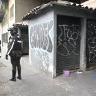 Los policías dicen que constantemente sacan de los locales abandonados a indigentes que hacen sus ‘casas’ y que dejan todo lleno de desperdicios.