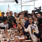 Legisladores correístas, como Viviana Veloz (vestido blanco), mostraron su disgusto en la comparecencia hecha en la Comisión de Relaciones Internacionales.