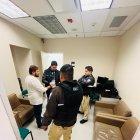 Félix Freire (camiseta blanca) llegó al aeropuerto Mariscal Sucre la mañana del 9 de abril.