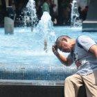 Un ciudadano aprovechó una pileta para mojarse y palear el implacable calor que vive Guayaquil.