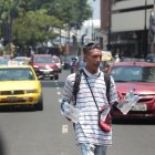 Los vendedores de agua y refrescos han visto un aumento considerable en sus ventas debido al calor.
