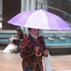 Una ciudadana optó por usar una sombrilla para evitar recibir los rayos del sol.