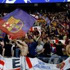 Hinchas del Barcelona de España durante le partido con el PSG por los cuartos de final de la Champions League.