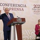 El presidente de México, Manuel López Obrador (i), y la secretaria de Exteriores, Alicia Bárcena.