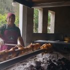 El plato de cuy asado va con arroz dorado, papas al jugo, mote y ají.