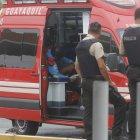 Paramédicos en ambulancias llegaron a la estación de combustible para asistir a los ciudadanos.