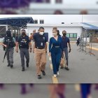 Claudia Garzón (azul) fue comisionada para la pacificación de las cárceles. En la imagen está junto al general Pablo Ramírez, en la época director del sistema penitenciario. Ambos están procesados en Metástasis.