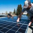 La instalación de sistemas de paneles solares es una opción que la ciudadanía ha estado analizando a causa de los cortes de energía eléctrica en Ecuador.