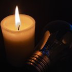 Ante la falta de energía eléctrica, hay quienes utilizan velas para iluminar sus espacios.