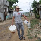Jodidos. Varios sectores de Guayaquil permanecen sin agua y sin luz.