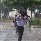 La lluvia, un lío al iniciarse la jornada electoral de este 21 de abril.