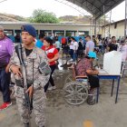 Moradores del cantón Durán acuden a las urnas para votar.
