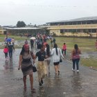 Esmeraldeños, con problemas para ir a votar por la fuerte lluvia.