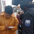 El ciudadano fue multado al ingreso del recinto electoral.