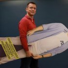 Daniel Noboa posó con el famoso 'Muñeco de cartón'.