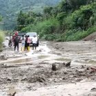 Pobladores deben caminar sobre lodo y superar los cortes en la vía.