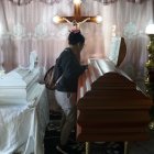 Las honras fúnebres de la tía junto con su sobrina se hicieron en la misma casa donde lamentablemente perdieron la vida. La familia no tiene dinero para sepultarlas.